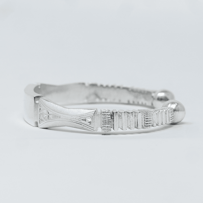 Vue complementaire, du bracelet BEMBA Argent en argent massif 925, signe WB Paris (Westaff Bijouterie). Maille souple et fermoir securise, port au poignet ; on remarque l'epaisseur nette de la maille et la patine durable. Modele personnalisable : gravure prenom, date ou initiales. Style chic, ideal unisexe — cadeau anniversaire. Recherches : argent 925, argent sterling, cadeau anniversaire, qualite premium. Argent 925 hypoallergenique. Cadeau anniversaire a offrir toute l'annee.