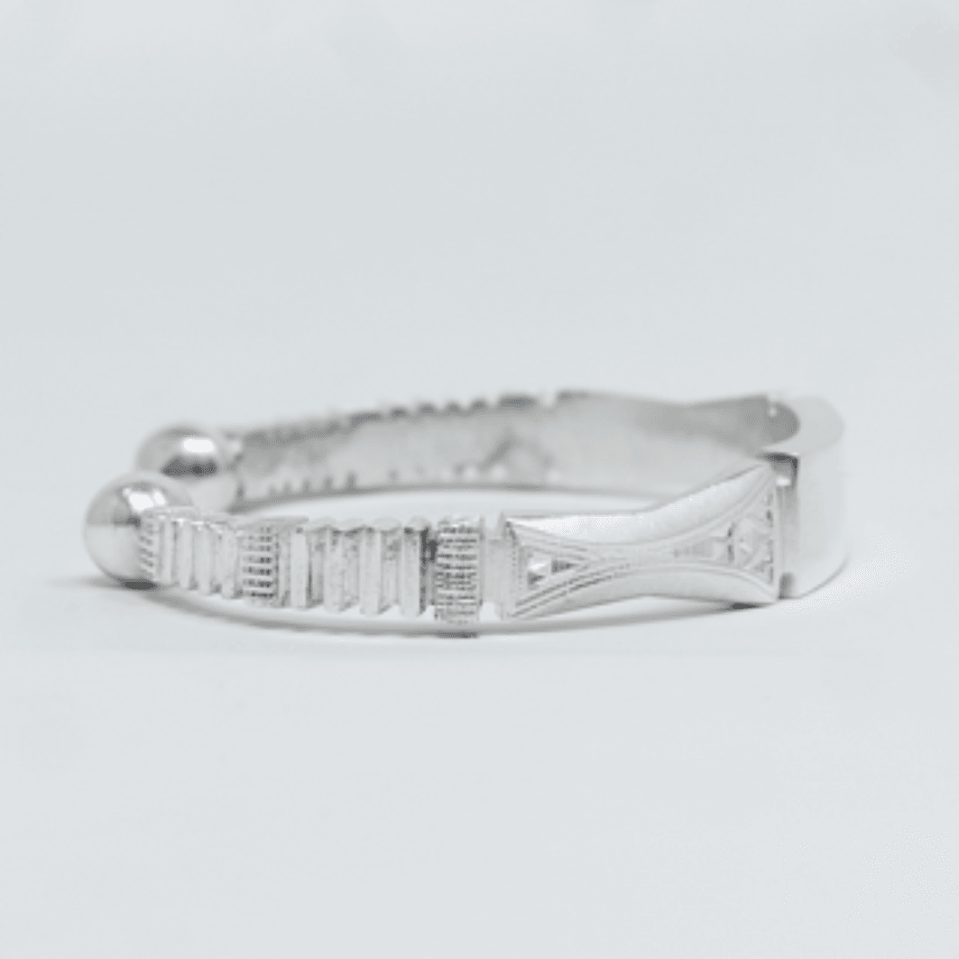 Vue alternative, du bracelet BEMBA Argent en argent sterling 925, signe WB Paris (Westaff Bijouterie). Maille souple et fermoir securise, port au poignet ; on remarque le poids equilibre et la patine durable. Modele personnalisable : gravure prenom, date ou initiales. Style minimaliste, ideal unisexe — cadeau fete des peres. Recherches : argent 925, argent massif, cadeau fete des peres, pas cher. Argent 925 hypoallergenique. Cadeau fete des peres a offrir toute l'annee. Mot-cle : argent sterling.