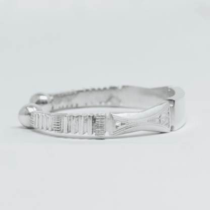 Vue alternative, du bracelet BEMBA Argent en argent sterling 925, signe WB Paris (Westaff Bijouterie). Maille souple et fermoir securise, port au poignet ; on remarque le poids equilibre et la patine durable. Modele personnalisable : gravure prenom, date ou initiales. Style minimaliste, ideal unisexe — cadeau fete des peres. Recherches : argent 925, argent massif, cadeau fete des peres, pas cher. Argent 925 hypoallergenique. Cadeau fete des peres a offrir toute l'annee. Mot-cle : argent sterling.