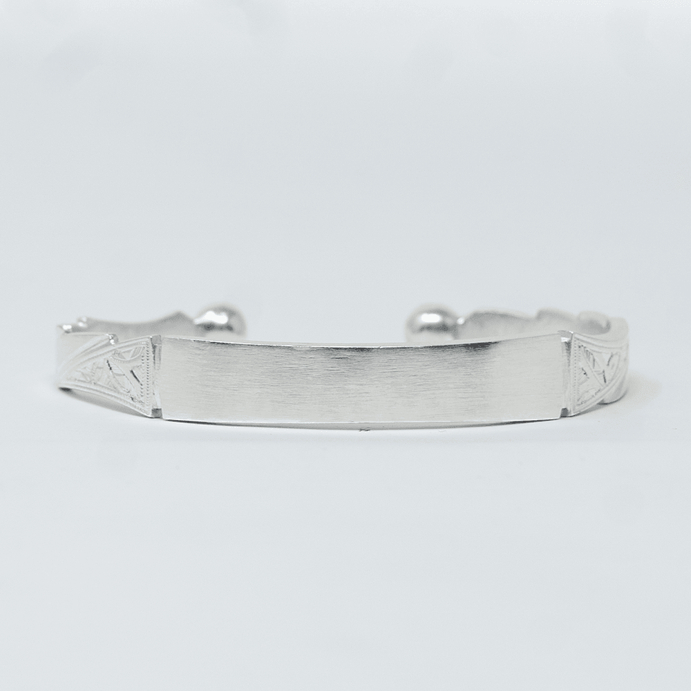Photo principale sur fond neutre, vue de face nette du bracelet AKOUA Argent en argent massif 925 (poincon 925), signe WB Paris (Westaff Bijouterie). Maille souple aux reflets argentes, fermoir securise teste pour durer, port au poignet. Modele personnalisable : gravure prenom, date ou initiales possible. Bijou unisexe homme et femme, ideal en cadeau. Recherches : bracelet argent 925, bracelet argent homme, gourmette argent, achat bijou argent pas cher. Argent 925 hypoallergenique