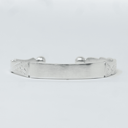 Photo principale sur fond neutre, vue de face nette du bracelet AKOUA Argent en argent massif 925 (poincon 925), signe WB Paris (Westaff Bijouterie). Maille souple aux reflets argentes, fermoir securise teste pour durer, port au poignet. Modele personnalisable : gravure prenom, date ou initiales possible. Bijou unisexe homme et femme, ideal en cadeau. Recherches : bracelet argent 925, bracelet argent homme, gourmette argent, achat bijou argent pas cher. Argent 925 hypoallergenique