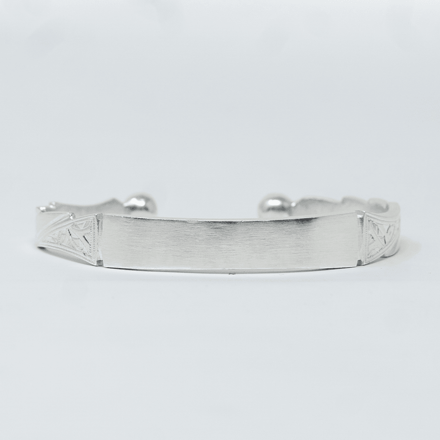 Photo principale sur fond neutre, vue de face nette du bracelet AKOUA Argent en argent massif 925 (poincon 925), signe WB Paris (Westaff Bijouterie). Maille souple aux reflets argentes, fermoir securise teste pour durer, port au poignet. Modele personnalisable : gravure prenom, date ou initiales possible. Bijou unisexe homme et femme, ideal en cadeau. Recherches : bracelet argent 925, bracelet argent homme, gourmette argent, achat bijou argent pas cher. Argent 925 hypoallergenique