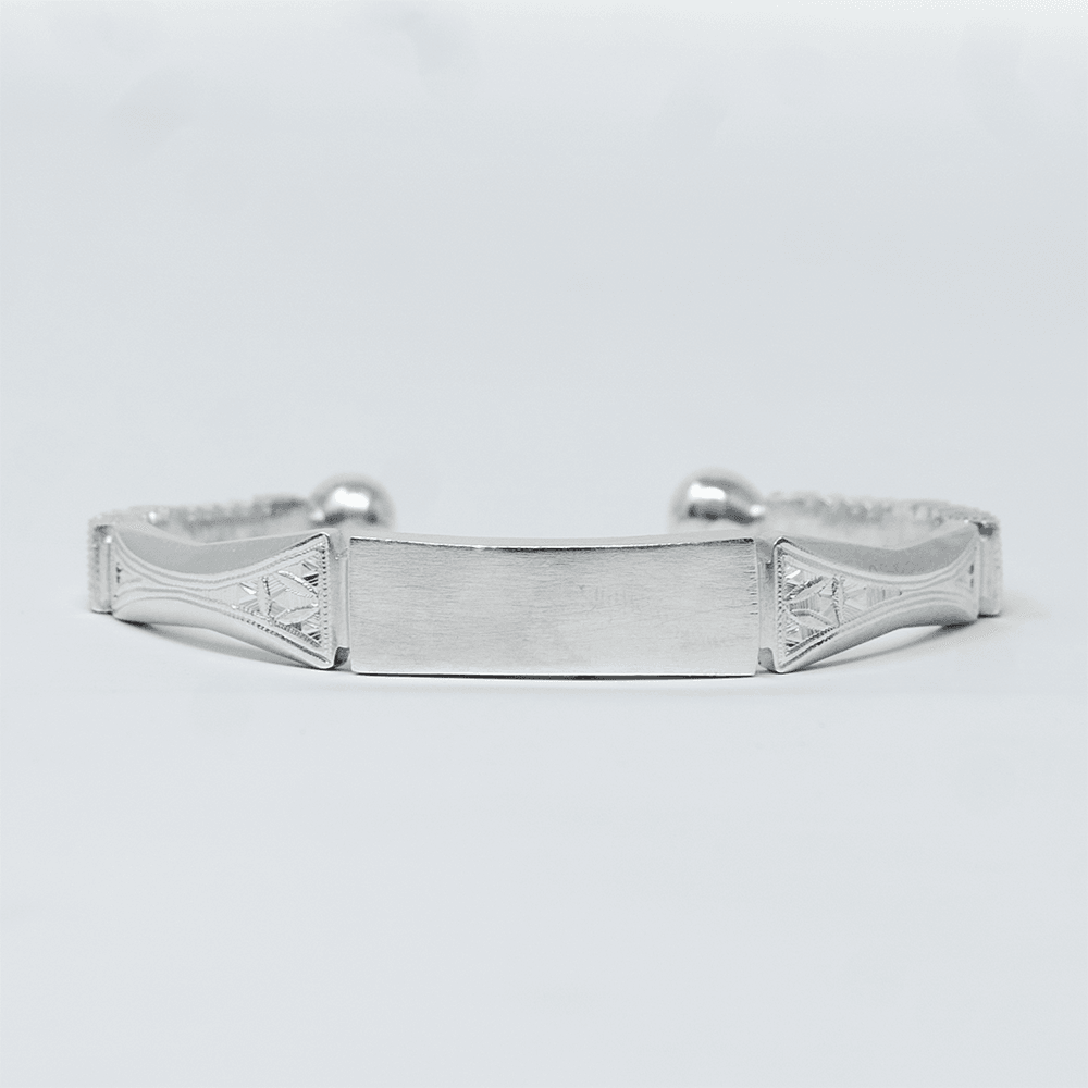 Photo principale sur fond neutre, vue de face nette du bracelet BEMBA Argent en argent massif 925 (poincon 925), signe WB Paris (Westaff Bijouterie). Maille souple aux reflets argentes, fermoir securise teste pour durer, port au poignet. Modele personnalisable : gravure prenom, date ou initiales possible. Bijou unisexe homme et femme, ideal en cadeau. Recherches : bracelet argent 925, bracelet argent homme, gourmette argent, achat bijou argent pas cher. Argent 925 hypoallergenique