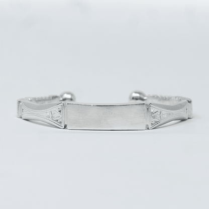 Photo principale sur fond neutre, vue de face nette du bracelet BEMBA Argent en argent massif 925 (poincon 925), signe WB Paris (Westaff Bijouterie). Maille souple aux reflets argentes, fermoir securise teste pour durer, port au poignet. Modele personnalisable : gravure prenom, date ou initiales possible. Bijou unisexe homme et femme, ideal en cadeau. Recherches : bracelet argent 925, bracelet argent homme, gourmette argent, achat bijou argent pas cher. Argent 925 hypoallergenique