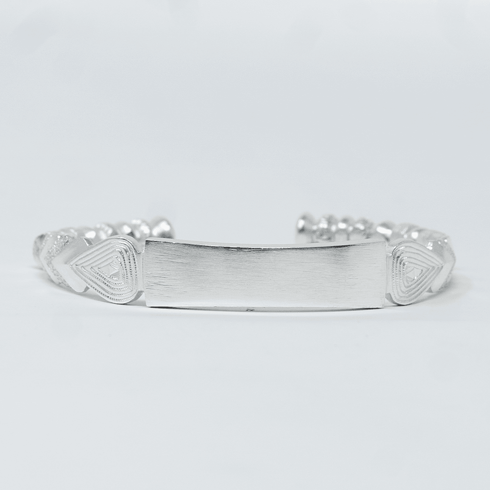Photo principale sur fond neutre, vue de face nette du bracelet DJAIRA Argent en argent massif 925 (poincon 925), signe WB Paris (Westaff Bijouterie). Maille souple aux reflets argentes, fermoir securise teste pour durer, port au poignet. Modele personnalisable : gravure prenom, date ou initiales possible. Bijou unisexe homme et femme, ideal en cadeau. Recherches : bracelet argent 925, bracelet argent homme, gourmette argent, achat bijou argent pas cher. Argent 925 hypoallergenique
