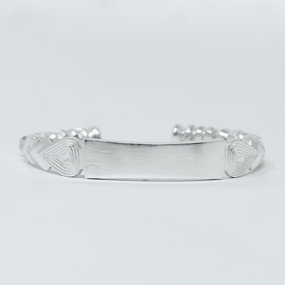 Photo principale sur fond neutre, vue de face nette du bracelet DJAIRA Argent en argent massif 925 (poincon 925), signe WB Paris (Westaff Bijouterie). Maille souple aux reflets argentes, fermoir securise teste pour durer, port au poignet. Modele personnalisable : gravure prenom, date ou initiales possible. Bijou unisexe homme et femme, ideal en cadeau. Recherches : bracelet argent 925, bracelet argent homme, gourmette argent, achat bijou argent pas cher. Argent 925 hypoallergenique