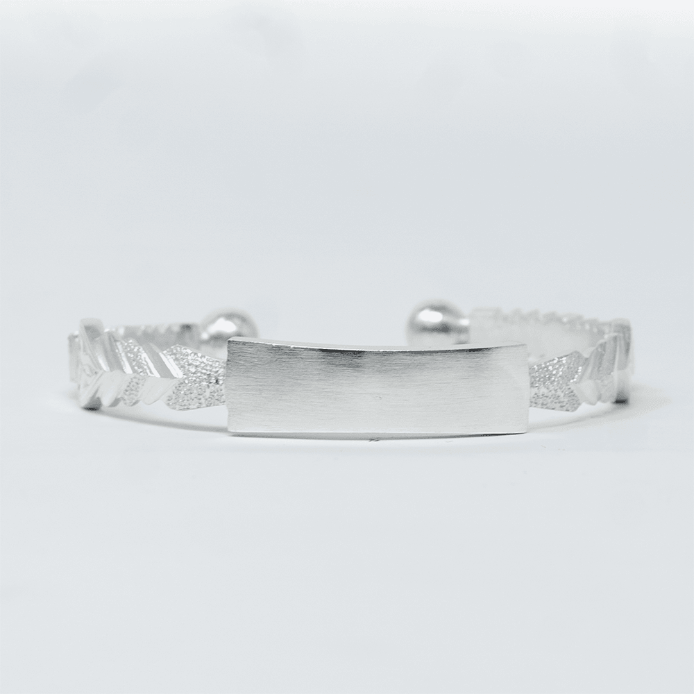 Photo principale sur fond neutre, vue de face nette du bracelet DJALIBA Argent Massif en argent massif 925 (poincon 925), signe WB Paris (Westaff Bijouterie). Maille souple aux reflets argentes, fermoir securise teste pour durer, port au poignet. Modele personnalisable : gravure prenom, date ou initiales possible. Bijou unisexe homme et femme, ideal en cadeau. Recherches : bracelet argent 925, bracelet argent homme, gourmette argent, achat bijou argent pas cher. Argent 925 hypoallergenique