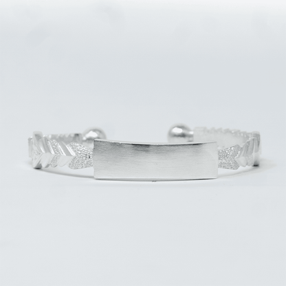 Photo principale sur fond neutre, vue de face nette du bracelet DJALIBA Argent Massif en argent massif 925 (poincon 925), signe WB Paris (Westaff Bijouterie). Maille souple aux reflets argentes, fermoir securise teste pour durer, port au poignet. Modele personnalisable : gravure prenom, date ou initiales possible. Bijou unisexe homme et femme, ideal en cadeau. Recherches : bracelet argent 925, bracelet argent homme, gourmette argent, achat bijou argent pas cher. Argent 925 hypoallergenique