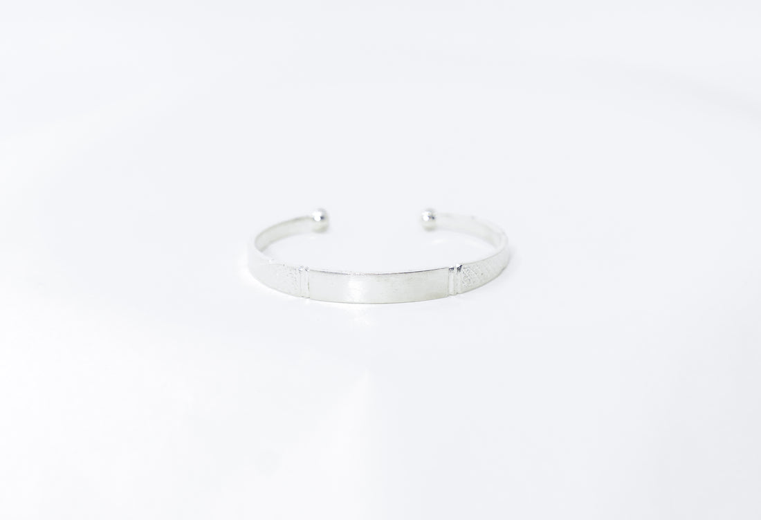 Photo principale sur fond neutre, vue de face nette du bracelet ERA en Argent I Personnalisable en argent massif 925 (poincon 925), signe WB Paris (Westaff Bijouterie). Maille souple aux reflets argentes, fermoir securise teste pour durer, port au poignet. Modele personnalisable : gravure prenom, date ou initiales possible. Bijou unisexe homme et femme, ideal en cadeau. Recherches : bracelet argent 925, bracelet argent homme, gourmette argent, achat bijou argent pas cher.
