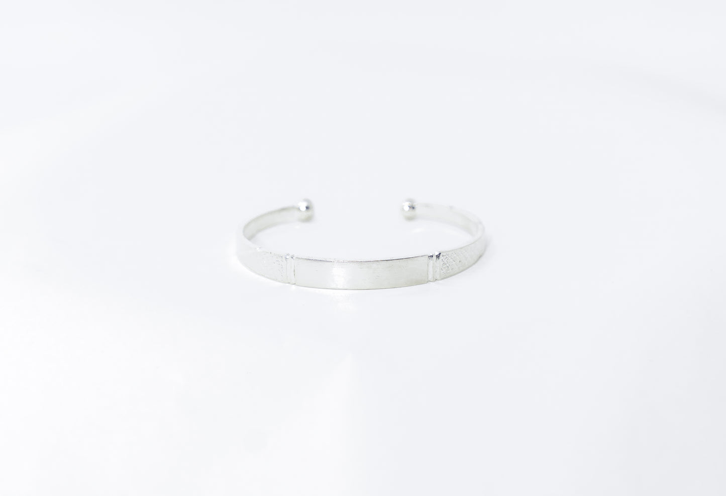 Photo principale sur fond neutre, vue de face nette du bracelet ERA en Argent I Personnalisable en argent massif 925 (poincon 925), signe WB Paris (Westaff Bijouterie). Maille souple aux reflets argentes, fermoir securise teste pour durer, port au poignet. Modele personnalisable : gravure prenom, date ou initiales possible. Bijou unisexe homme et femme, ideal en cadeau. Recherches : bracelet argent 925, bracelet argent homme, gourmette argent, achat bijou argent pas cher.
