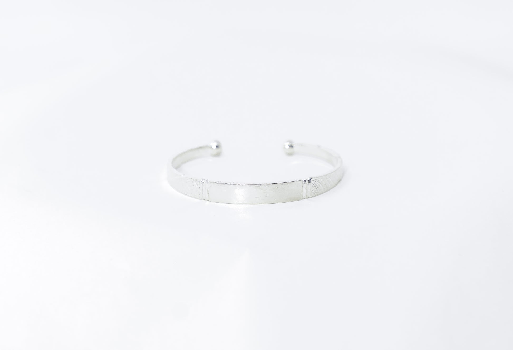 Photo principale sur fond neutre, vue de face nette du bracelet ERA en Argent I Personnalisable en argent massif 925 (poincon 925), signe WB Paris (Westaff Bijouterie). Maille souple aux reflets argentes, fermoir securise teste pour durer, port au poignet. Modele personnalisable : gravure prenom, date ou initiales possible. Bijou unisexe homme et femme, ideal en cadeau. Recherches : bracelet argent 925, bracelet argent homme, gourmette argent, achat bijou argent pas cher.