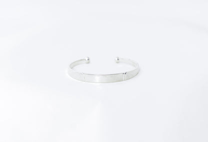 Photo principale sur fond neutre, vue de face nette du bracelet ERA en Argent I Personnalisable en argent massif 925 (poincon 925), signe WB Paris (Westaff Bijouterie). Maille souple aux reflets argentes, fermoir securise teste pour durer, port au poignet. Modele personnalisable : gravure prenom, date ou initiales possible. Bijou unisexe homme et femme, ideal en cadeau. Recherches : bracelet argent 925, bracelet argent homme, gourmette argent, achat bijou argent pas cher.