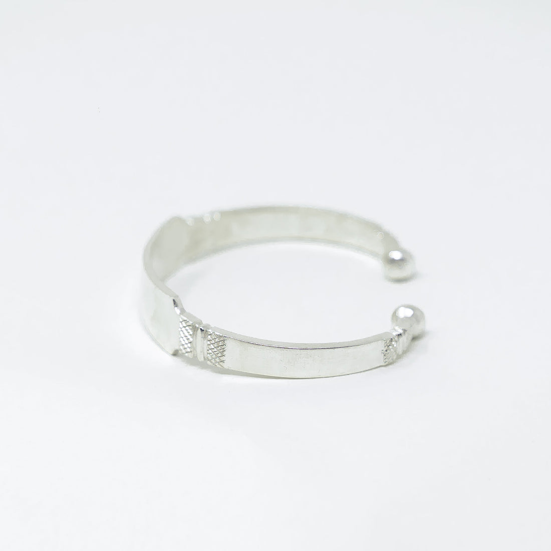 Photo principale sur fond neutre, vue de face nette du bracelet ERO personnalisable Argent en argent massif 925 (poincon 925), signe WB Paris (Westaff Bijouterie). Maille souple aux reflets argentes, fermoir securise teste pour durer, port au poignet. Modele personnalisable : gravure prenom, date ou initiales possible. Bijou unisexe homme et femme, ideal en cadeau. Recherches : bracelet argent 925, bracelet argent homme, gourmette argent, achat bijou argent pas cher.