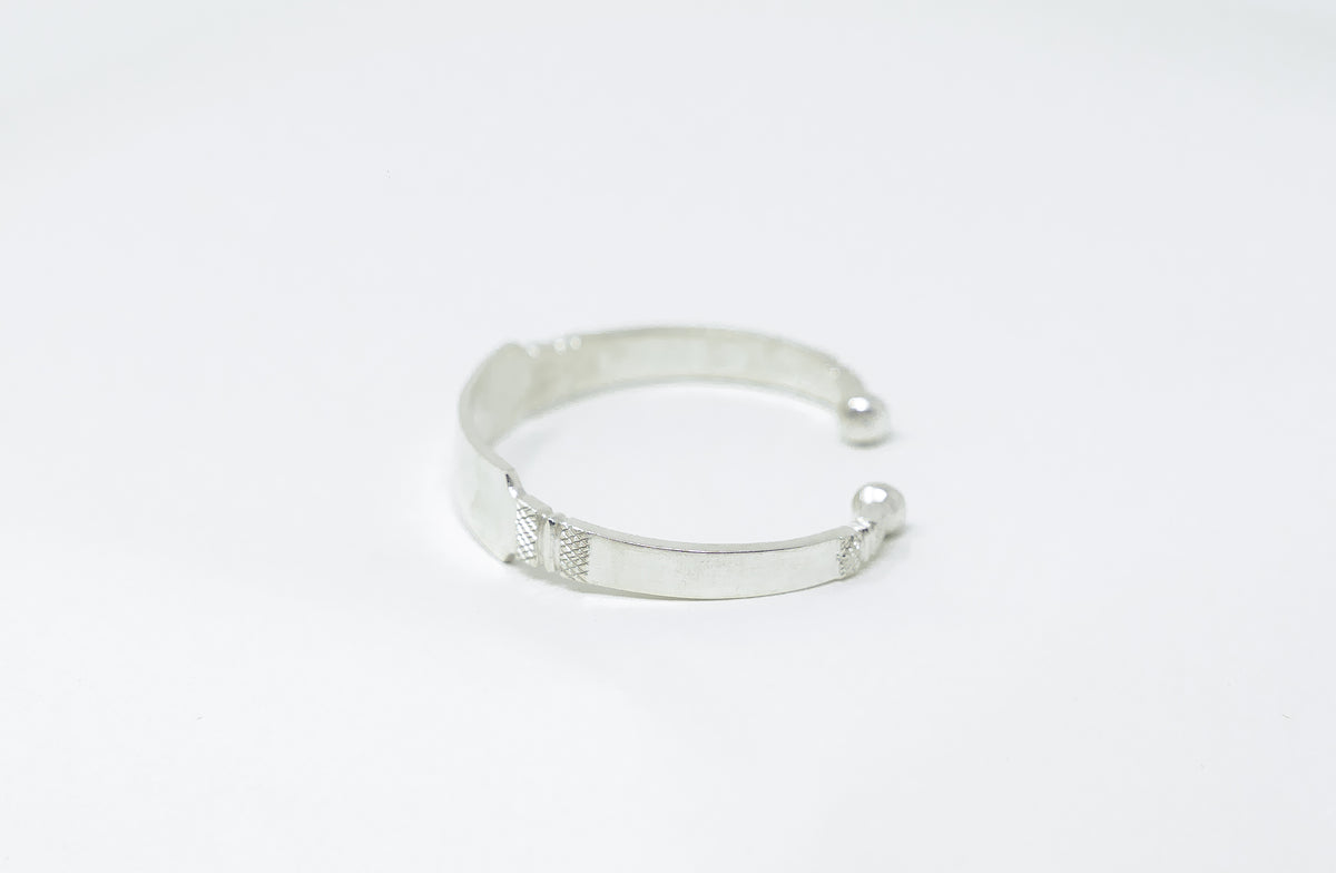 Photo principale sur fond neutre, vue de face nette du bracelet ERO personnalisable Argent en argent massif 925 (poincon 925), signe WB Paris (Westaff Bijouterie). Maille souple aux reflets argentes, fermoir securise teste pour durer, port au poignet. Modele personnalisable : gravure prenom, date ou initiales possible. Bijou unisexe homme et femme, ideal en cadeau. Recherches : bracelet argent 925, bracelet argent homme, gourmette argent, achat bijou argent pas cher.