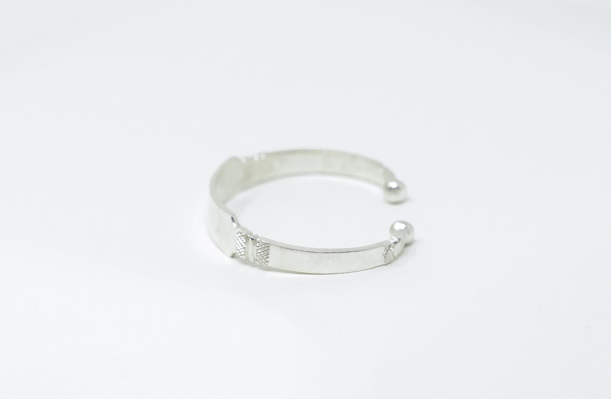 Photo principale sur fond neutre, vue de face nette du bracelet ERO personnalisable Argent en argent massif 925 (poincon 925), signe WB Paris (Westaff Bijouterie). Maille souple aux reflets argentes, fermoir securise teste pour durer, port au poignet. Modele personnalisable : gravure prenom, date ou initiales possible. Bijou unisexe homme et femme, ideal en cadeau. Recherches : bracelet argent 925, bracelet argent homme, gourmette argent, achat bijou argent pas cher.