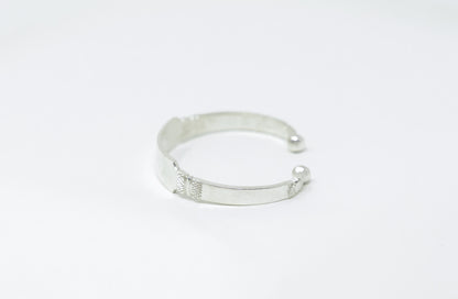 Photo principale sur fond neutre, vue de face nette du bracelet ERO personnalisable Argent en argent massif 925 (poincon 925), signe WB Paris (Westaff Bijouterie). Maille souple aux reflets argentes, fermoir securise teste pour durer, port au poignet. Modele personnalisable : gravure prenom, date ou initiales possible. Bijou unisexe homme et femme, ideal en cadeau. Recherches : bracelet argent 925, bracelet argent homme, gourmette argent, achat bijou argent pas cher.