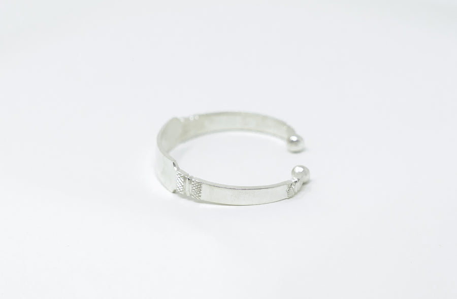 Photo principale sur fond neutre, vue de face nette du bracelet ERO personnalisable Argent en argent massif 925 (poincon 925), signe WB Paris (Westaff Bijouterie). Maille souple aux reflets argentes, fermoir securise teste pour durer, port au poignet. Modele personnalisable : gravure prenom, date ou initiales possible. Bijou unisexe homme et femme, ideal en cadeau. Recherches : bracelet argent 925, bracelet argent homme, gourmette argent, achat bijou argent pas cher.