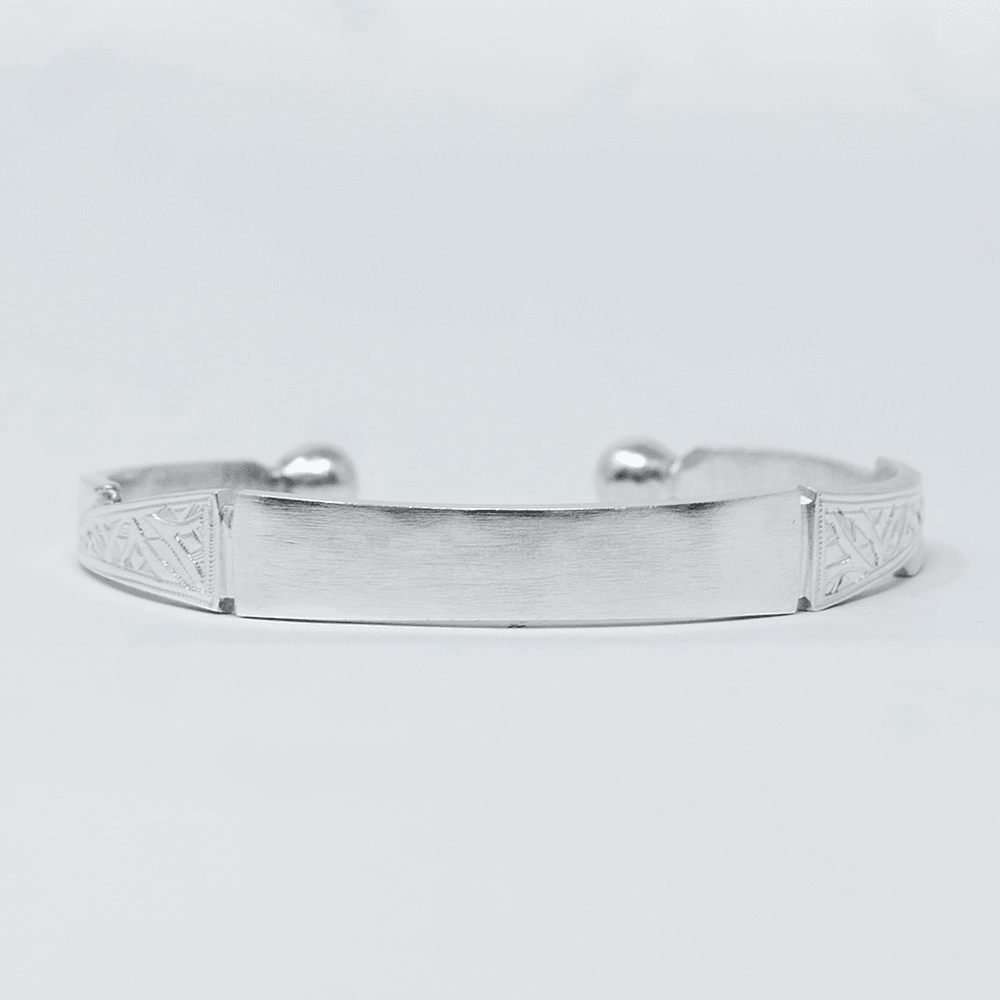 Photo principale sur fond neutre, vue de face nette du bracelet FASO Argent en argent massif 925 (poincon 925), signe WB Paris (Westaff Bijouterie). Maille souple aux reflets argentes, fermoir securise teste pour durer, port au poignet. Modele personnalisable : gravure prenom, date ou initiales possible. Bijou unisexe homme et femme, ideal en cadeau. Recherches : bracelet argent 925, bracelet argent homme, gourmette argent, achat bijou argent pas cher. Argent 925 hypoallergenique