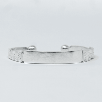 Photo principale sur fond neutre, vue de face nette du bracelet FASO Argent en argent massif 925 (poincon 925), signe WB Paris (Westaff Bijouterie). Maille souple aux reflets argentes, fermoir securise teste pour durer, port au poignet. Modele personnalisable : gravure prenom, date ou initiales possible. Bijou unisexe homme et femme, ideal en cadeau. Recherches : bracelet argent 925, bracelet argent homme, gourmette argent, achat bijou argent pas cher. Argent 925 hypoallergenique