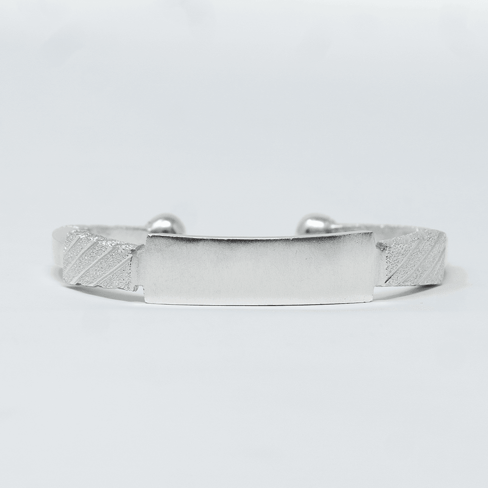 Photo principale sur fond neutre, vue de face nette du bracelet JOMORO Argent en argent massif 925 (poincon 925), signe WB Paris (Westaff Bijouterie). Maille souple aux reflets argentes, fermoir securise teste pour durer, port au poignet. Modele personnalisable : gravure prenom, date ou initiales possible. Bijou unisexe homme et femme, ideal en cadeau. Recherches : bracelet argent 925, bracelet argent homme, gourmette argent, achat bijou argent pas cher. Argent 925 hypoallergenique