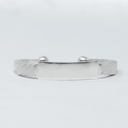 Photo principale sur fond neutre, vue de face nette du bracelet JOMORO Argent en argent massif 925 (poincon 925), signe WB Paris (Westaff Bijouterie). Maille souple aux reflets argentes, fermoir securise teste pour durer, port au poignet. Modele personnalisable : gravure prenom, date ou initiales possible. Bijou unisexe homme et femme, ideal en cadeau. Recherches : bracelet argent 925, bracelet argent homme, gourmette argent, achat bijou argent pas cher. Argent 925 hypoallergenique
