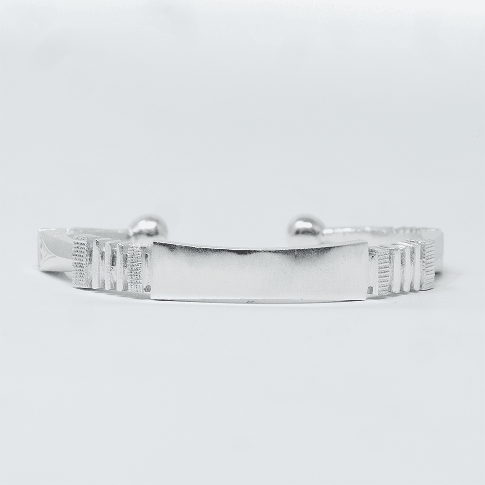 Photo principale sur fond neutre, vue de face nette du bracelet Jonc KINTE Argent en argent massif 925 (poincon 925), signe WB Paris (Westaff Bijouterie). Jonc rigide a la surface lisse et polie, fermeture discrete, port au poignet. Modele personnalisable : gravure prenom, date ou initiales possible. Bijou unisexe homme et femme, ideal en cadeau. Recherches : bracelet argent 925, bracelet argent homme, gourmette argent, achat bijou argent pas cher. Argent 925 hypoallergenique, agreable a porter au poignet.