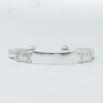 Photo principale sur fond neutre, vue de face nette du bracelet Jonc KINTE Argent en argent massif 925 (poincon 925), signe WB Paris (Westaff Bijouterie). Jonc rigide a la surface lisse et polie, fermeture discrete, port au poignet. Modele personnalisable : gravure prenom, date ou initiales possible. Bijou unisexe homme et femme, ideal en cadeau. Recherches : bracelet argent 925, bracelet argent homme, gourmette argent, achat bijou argent pas cher. Argent 925 hypoallergenique, agreable a porter au poignet.