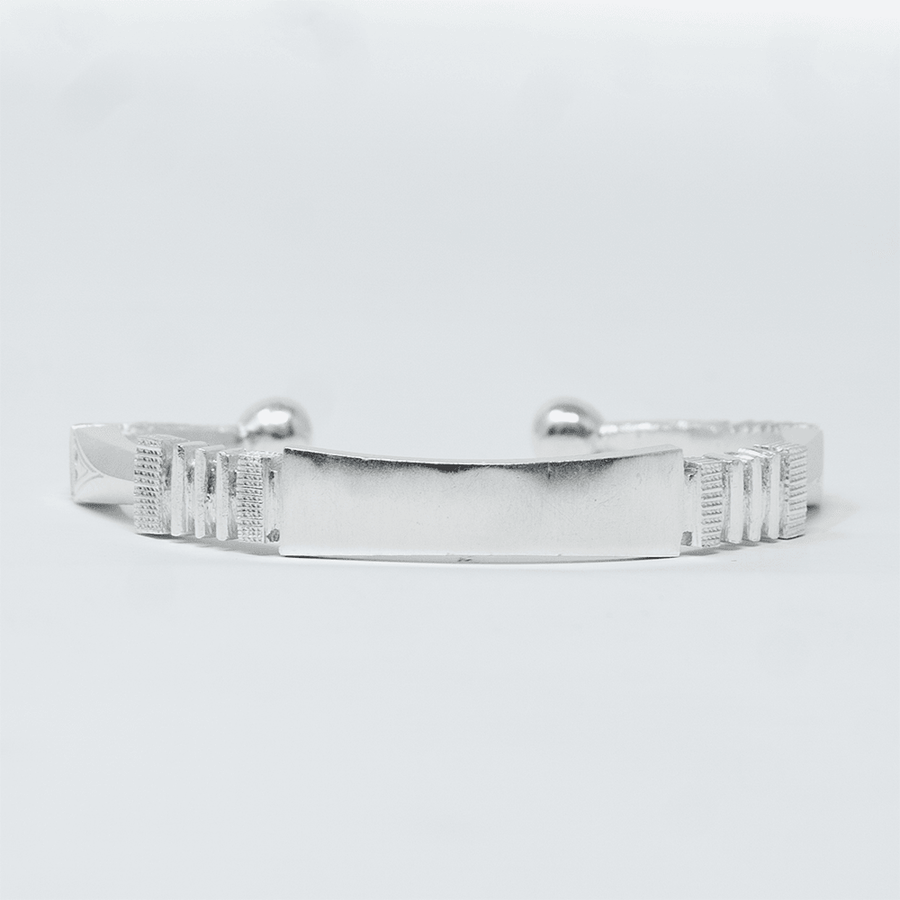 Photo principale sur fond neutre, vue de face nette du bracelet Jonc KINTE Argent en argent massif 925 (poincon 925), signe WB Paris (Westaff Bijouterie). Jonc rigide a la surface lisse et polie, fermeture discrete, port au poignet. Modele personnalisable : gravure prenom, date ou initiales possible. Bijou unisexe homme et femme, ideal en cadeau. Recherches : bracelet argent 925, bracelet argent homme, gourmette argent, achat bijou argent pas cher. Argent 925 hypoallergenique, agreable a porter au poignet.