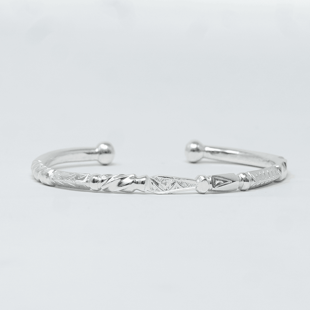 Photo principale sur fond neutre, vue de face nette du bracelet Jonc SABA Argent en argent massif 925 (poincon 925), signe WB Paris (Westaff Bijouterie). Jonc rigide a la surface lisse et polie, fermeture discrete, port au poignet. Bijou unisexe homme et femme, ideal en cadeau. Recherches : bracelet argent 925, bracelet argent homme, gourmette argent, achat bijou argent pas cher. Argent 925 hypoallergenique, agreable a porter au poignet. Livraison rapide et garantie a vie WB Paris.
