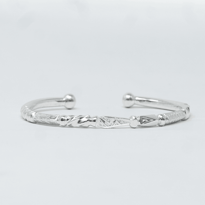 Photo principale sur fond neutre, vue de face nette du bracelet Jonc SABA Argent en argent massif 925 (poincon 925), signe WB Paris (Westaff Bijouterie). Jonc rigide a la surface lisse et polie, fermeture discrete, port au poignet. Bijou unisexe homme et femme, ideal en cadeau. Recherches : bracelet argent 925, bracelet argent homme, gourmette argent, achat bijou argent pas cher. Argent 925 hypoallergenique, agreable a porter au poignet. Livraison rapide et garantie a vie WB Paris.