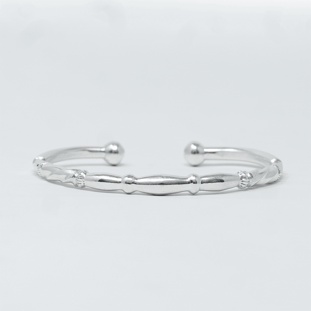 Photo principale sur fond neutre, vue de face nette du bracelet Jonc YORA Argent en argent massif 925 (poincon 925), signe WB Paris (Westaff Bijouterie). Jonc rigide a la surface lisse et polie, fermeture discrete, port au poignet. Bijou unisexe homme et femme, ideal en cadeau. Recherches : bracelet argent 925, bracelet argent homme, gourmette argent, achat bijou argent pas cher. Argent 925 hypoallergenique, agreable a porter au poignet. Livraison rapide et garantie a vie WB Paris.
