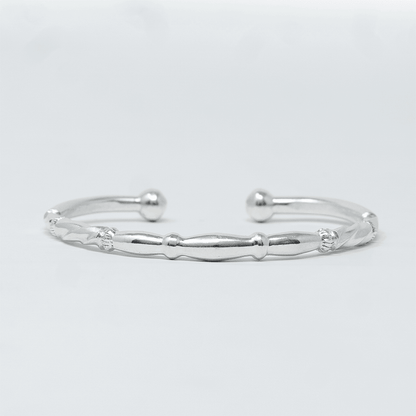 Photo principale sur fond neutre, vue de face nette du bracelet Jonc YORA Argent en argent massif 925 (poincon 925), signe WB Paris (Westaff Bijouterie). Jonc rigide a la surface lisse et polie, fermeture discrete, port au poignet. Bijou unisexe homme et femme, ideal en cadeau. Recherches : bracelet argent 925, bracelet argent homme, gourmette argent, achat bijou argent pas cher. Argent 925 hypoallergenique, agreable a porter au poignet. Livraison rapide et garantie a vie WB Paris.