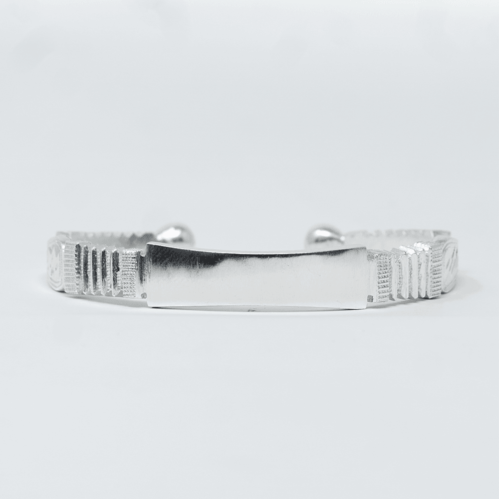Photo principale sur fond neutre, vue de face nette du bracelet Jonc ZOUMA Argent en argent massif 925 (poincon 925), signe WB Paris (Westaff Bijouterie). Jonc rigide a la surface lisse et polie, fermeture discrete, port au poignet. Modele personnalisable : gravure prenom, date ou initiales possible. Bijou unisexe homme et femme, ideal en cadeau. Recherches : bracelet argent 925, bracelet argent homme, gourmette argent, achat bijou argent pas cher. Argent 925 hypoallergenique, agreable a porter au poignet.