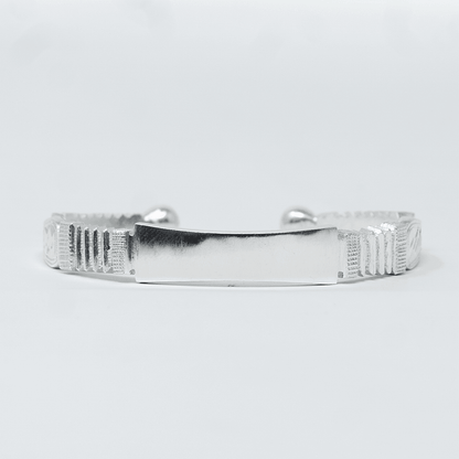 Photo principale sur fond neutre, vue de face nette du bracelet Jonc ZOUMA Argent en argent massif 925 (poincon 925), signe WB Paris (Westaff Bijouterie). Jonc rigide a la surface lisse et polie, fermeture discrete, port au poignet. Modele personnalisable : gravure prenom, date ou initiales possible. Bijou unisexe homme et femme, ideal en cadeau. Recherches : bracelet argent 925, bracelet argent homme, gourmette argent, achat bijou argent pas cher. Argent 925 hypoallergenique, agreable a porter au poignet.