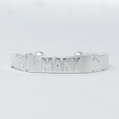 Gros plan macro sur la finition et la maille du bracelet MANY Argent en argent massif 925 (poincon 925), signe WB Paris (Westaff Bijouterie). Maille souple aux reflets argentes, fermoir securise teste pour durer, port au poignet. Le cadrage rapproche revele la texture du metal, les aretes et la qualite de la finition. Bijou unisexe homme et femme, ideal en cadeau. Recherches : bracelet argent 925, bracelet argent homme, gourmette argent, achat bijou argent pas cher.