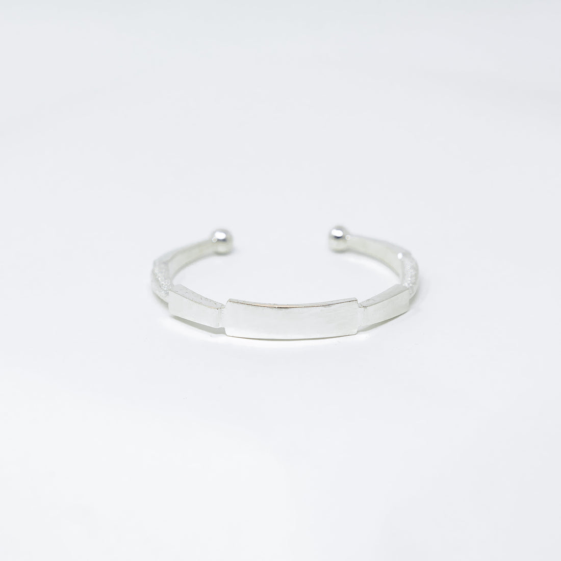 Photo principale sur fond neutre, vue de face nette du bracelet MEO Argent en argent massif 925 (poincon 925), signe WB Paris (Westaff Bijouterie). Maille souple aux reflets argentes, fermoir securise teste pour durer, port au poignet. Modele personnalisable : gravure prenom, date ou initiales possible. Bijou unisexe homme et femme, ideal en cadeau. Recherches : bracelet argent 925, bracelet argent homme, gourmette argent, achat bijou argent pas cher. Argent 925 hypoallergenique