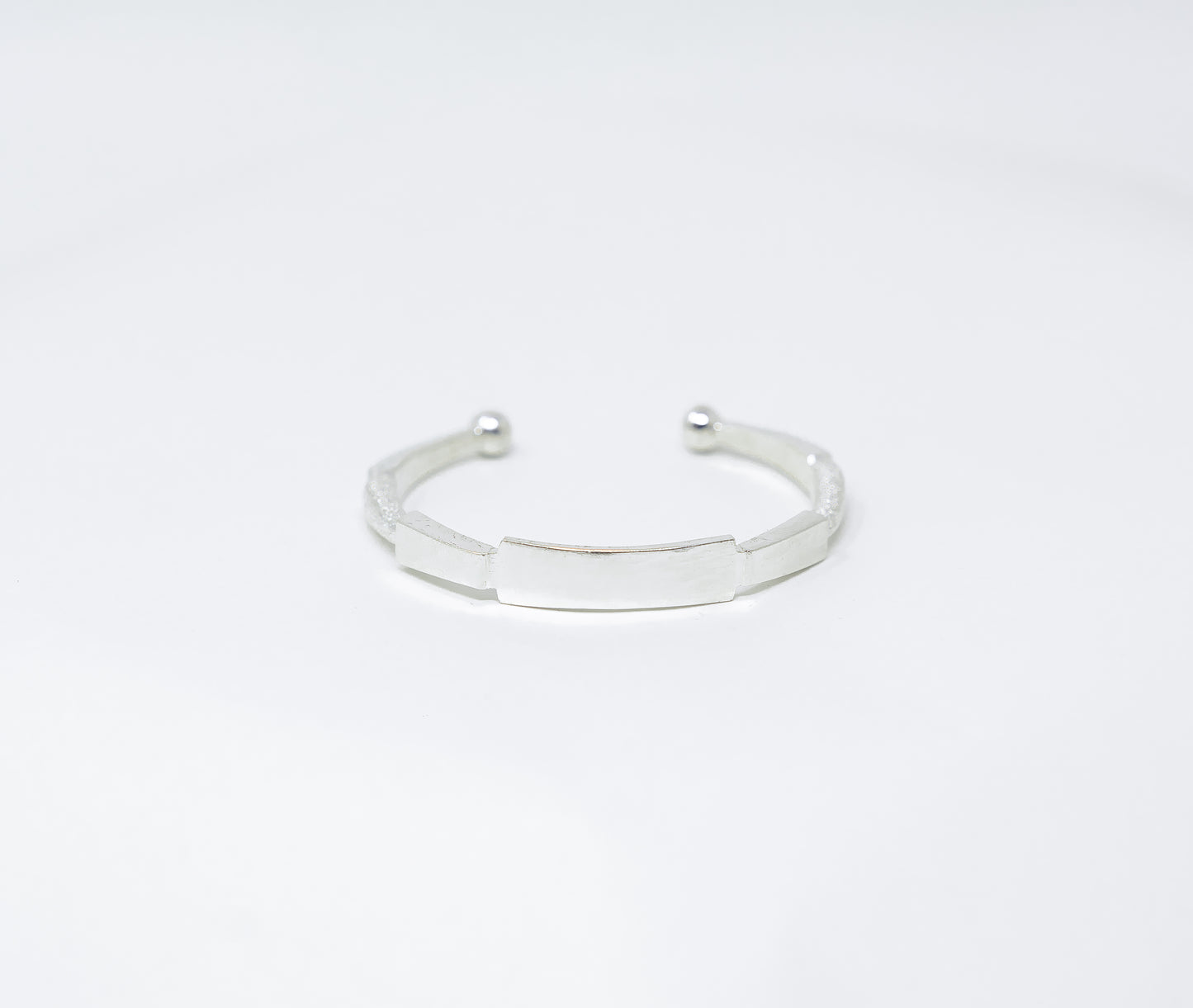 Photo principale sur fond neutre, vue de face nette du bracelet MEO Argent en argent massif 925 (poincon 925), signe WB Paris (Westaff Bijouterie). Maille souple aux reflets argentes, fermoir securise teste pour durer, port au poignet. Modele personnalisable : gravure prenom, date ou initiales possible. Bijou unisexe homme et femme, ideal en cadeau. Recherches : bracelet argent 925, bracelet argent homme, gourmette argent, achat bijou argent pas cher. Argent 925 hypoallergenique