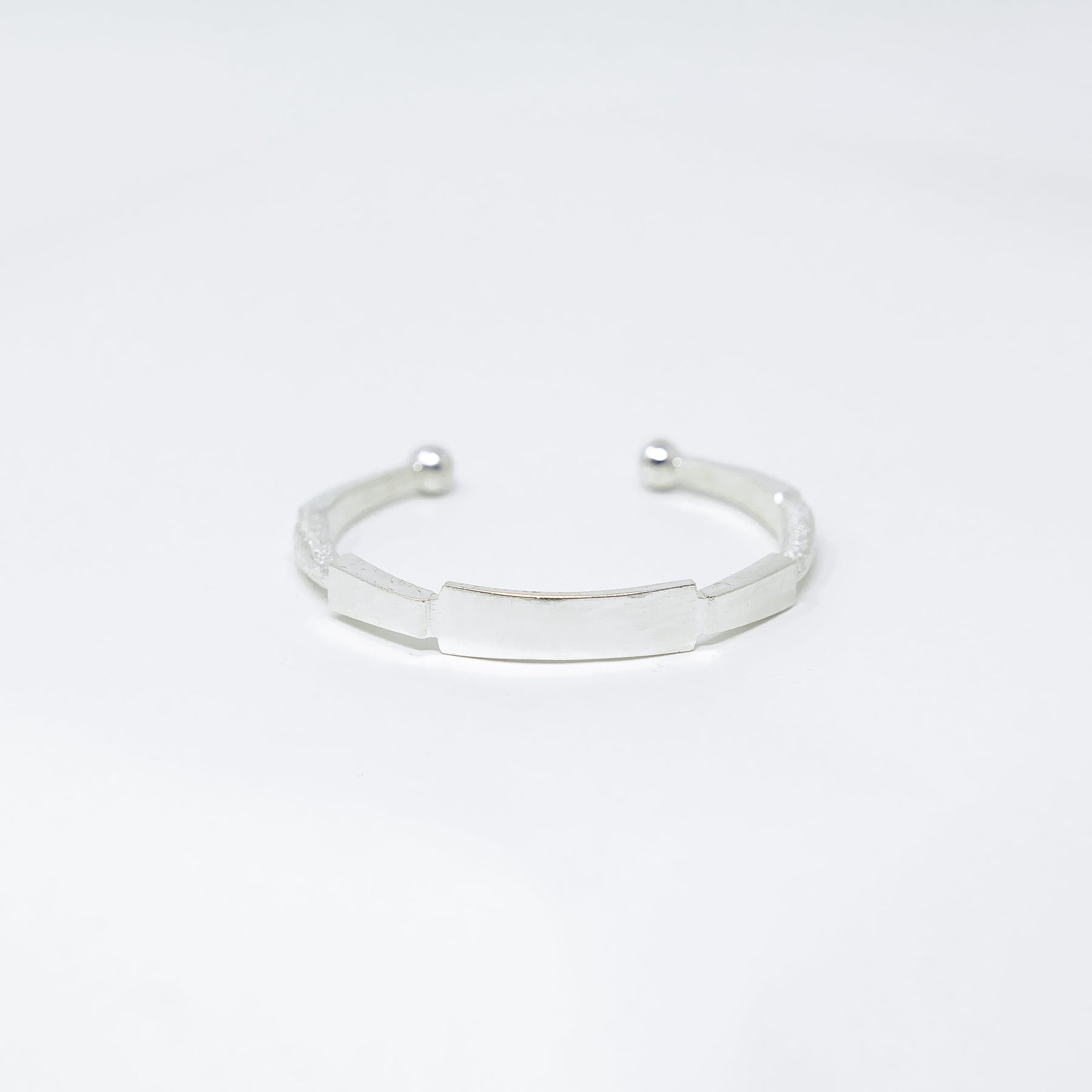 Photo principale sur fond neutre, vue de face nette du bracelet MEO Argent en argent massif 925 (poincon 925), signe WB Paris (Westaff Bijouterie). Maille souple aux reflets argentes, fermoir securise teste pour durer, port au poignet. Modele personnalisable : gravure prenom, date ou initiales possible. Bijou unisexe homme et femme, ideal en cadeau. Recherches : bracelet argent 925, bracelet argent homme, gourmette argent, achat bijou argent pas cher. Argent 925 hypoallergenique