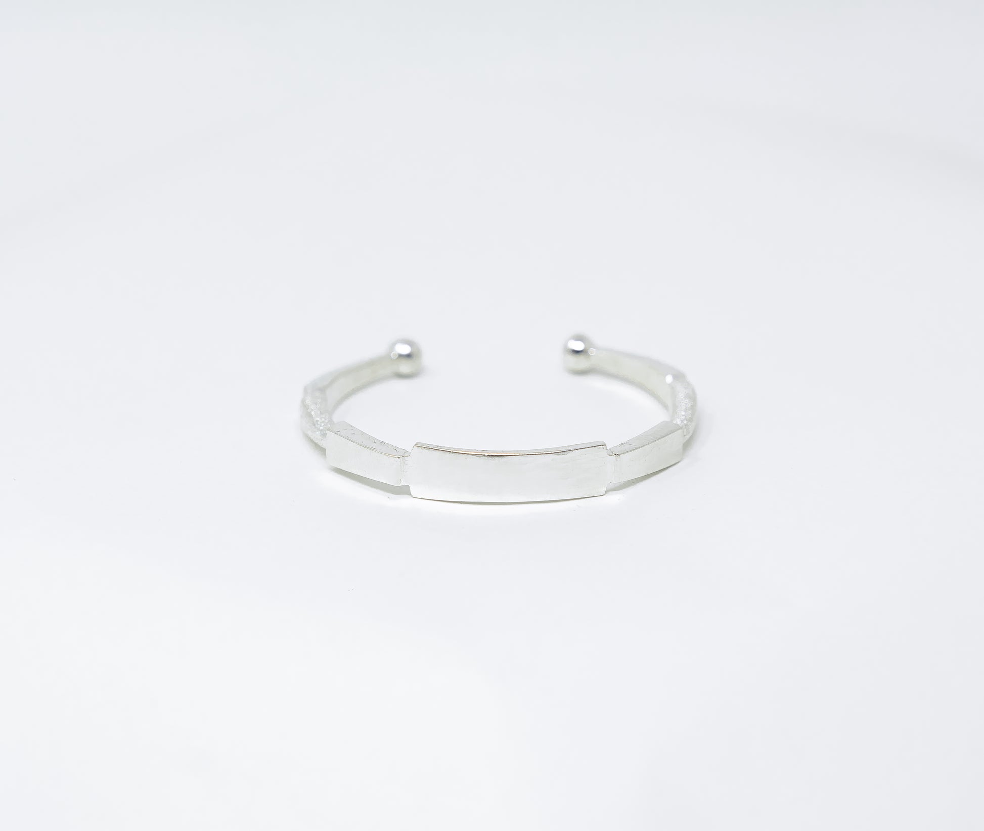 Photo principale sur fond neutre, vue de face nette du bracelet MEO Argent en argent massif 925 (poincon 925), signe WB Paris (Westaff Bijouterie). Maille souple aux reflets argentes, fermoir securise teste pour durer, port au poignet. Modele personnalisable : gravure prenom, date ou initiales possible. Bijou unisexe homme et femme, ideal en cadeau. Recherches : bracelet argent 925, bracelet argent homme, gourmette argent, achat bijou argent pas cher. Argent 925 hypoallergenique