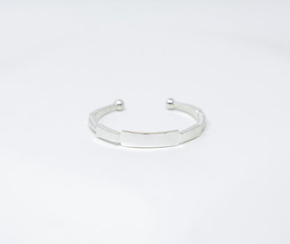 Photo principale sur fond neutre, vue de face nette du bracelet MEO Argent en argent massif 925 (poincon 925), signe WB Paris (Westaff Bijouterie). Maille souple aux reflets argentes, fermoir securise teste pour durer, port au poignet. Modele personnalisable : gravure prenom, date ou initiales possible. Bijou unisexe homme et femme, ideal en cadeau. Recherches : bracelet argent 925, bracelet argent homme, gourmette argent, achat bijou argent pas cher. Argent 925 hypoallergenique