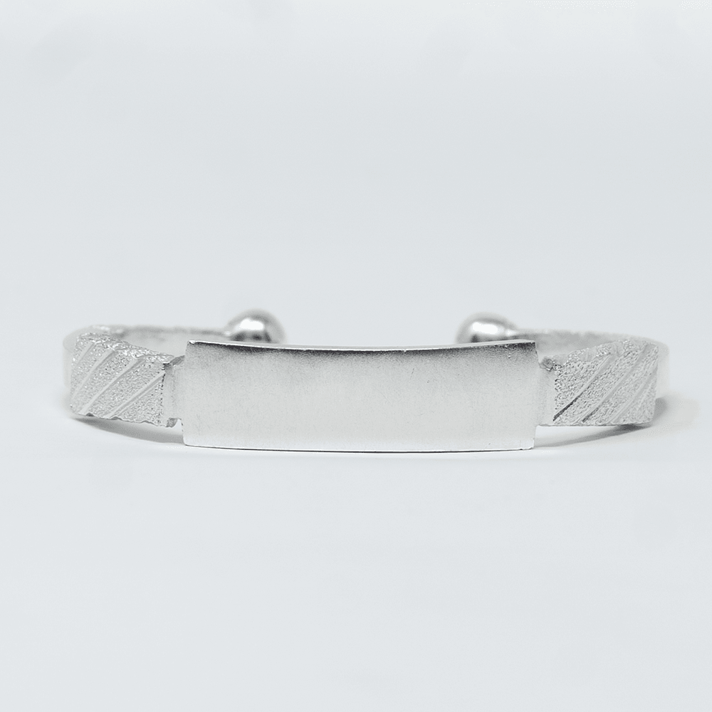 Photo principale sur fond neutre, vue de face nette du bracelet NEBA Argent en argent massif 925 (poincon 925), signe WB Paris (Westaff Bijouterie). Maille souple aux reflets argentes, fermoir securise teste pour durer, port au poignet. Modele personnalisable : gravure prenom, date ou initiales possible. Bijou unisexe homme et femme, ideal en cadeau. Recherches : bracelet argent 925, bracelet argent homme, gourmette argent, achat bijou argent pas cher. Argent 925 hypoallergenique