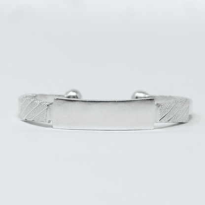 Photo principale sur fond neutre, vue de face nette du bracelet NEBA Argent en argent massif 925 (poincon 925), signe WB Paris (Westaff Bijouterie). Maille souple aux reflets argentes, fermoir securise teste pour durer, port au poignet. Modele personnalisable : gravure prenom, date ou initiales possible. Bijou unisexe homme et femme, ideal en cadeau. Recherches : bracelet argent 925, bracelet argent homme, gourmette argent, achat bijou argent pas cher. Argent 925 hypoallergenique