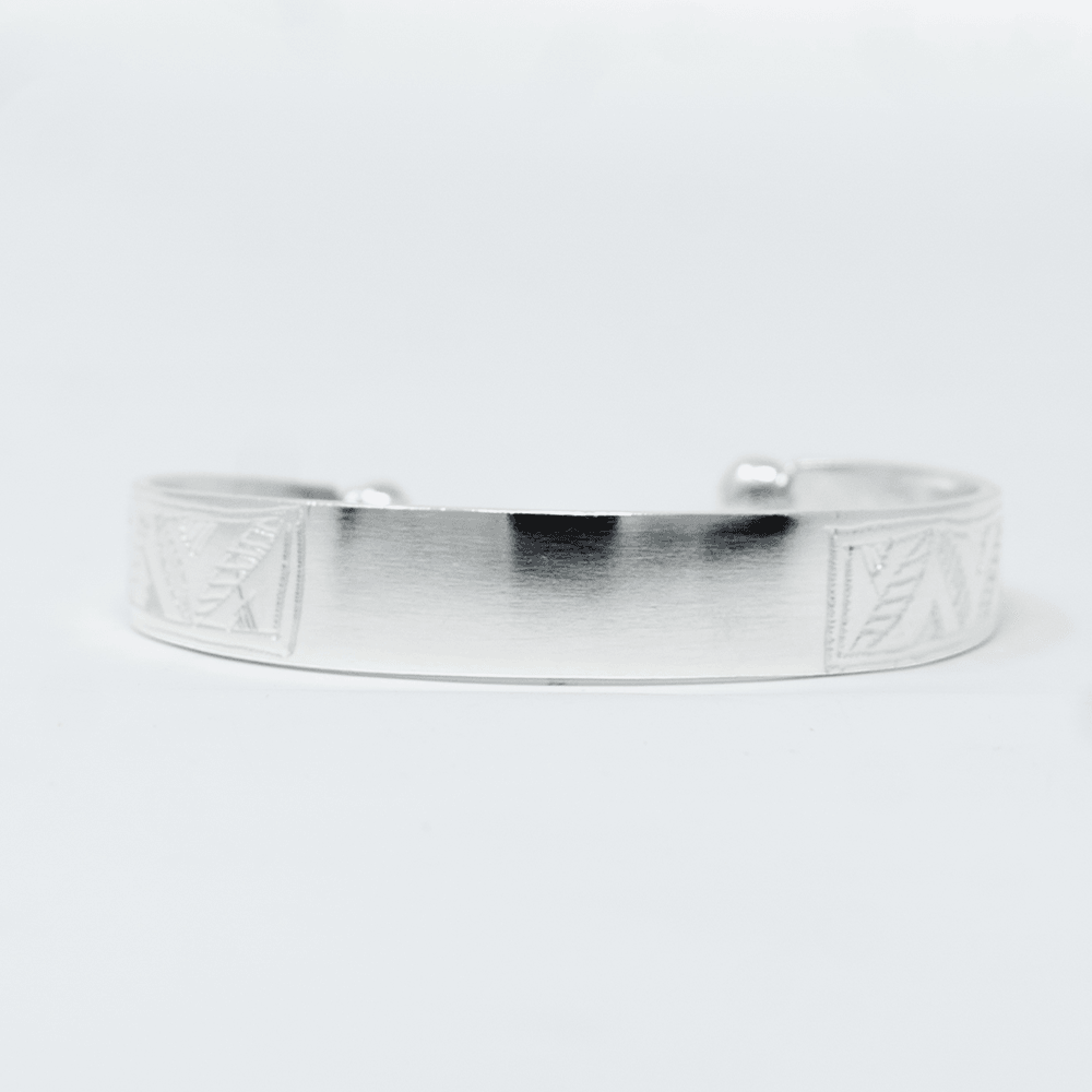 Photo principale sur fond neutre, vue de face nette du bracelet SEGOU Argent en argent massif 925 (poincon 925), signe WB Paris (Westaff Bijouterie). Maille souple aux reflets argentes, fermoir securise teste pour durer, port au poignet. Modele personnalisable : gravure prenom, date ou initiales possible. Bijou unisexe homme et femme, ideal en cadeau. Recherches : bracelet argent 925, bracelet argent homme, gourmette argent, achat bijou argent pas cher. Argent 925 hypoallergenique