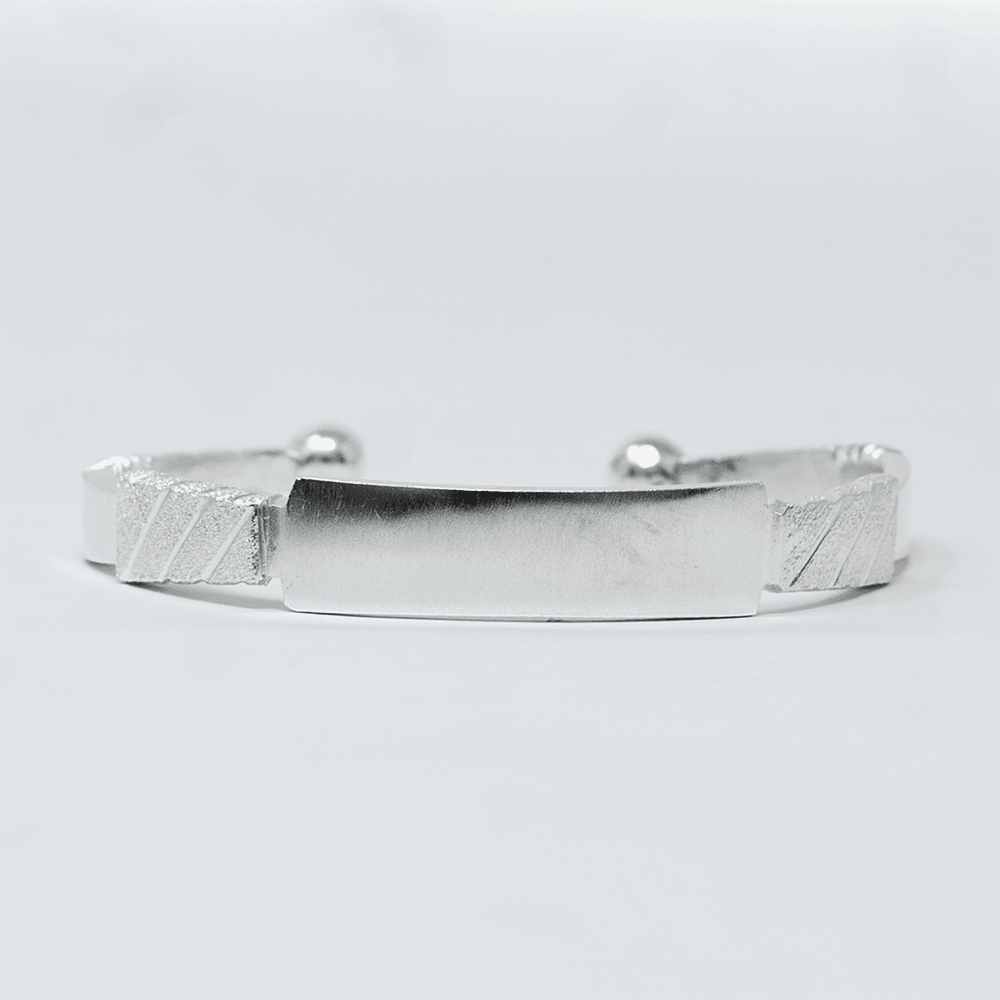Photo principale sur fond neutre, vue de face nette du bracelet TÉMÈ Argent en argent massif 925 (poincon 925), signe WB Paris (Westaff Bijouterie). Maille souple aux reflets argentes, fermoir securise teste pour durer, port au poignet. Modele personnalisable : gravure prenom, date ou initiales possible. Bijou unisexe homme et femme, ideal en cadeau. Recherches : bracelet argent 925, bracelet argent homme, gourmette argent, achat bijou argent pas cher. Argent 925 hypoallergenique