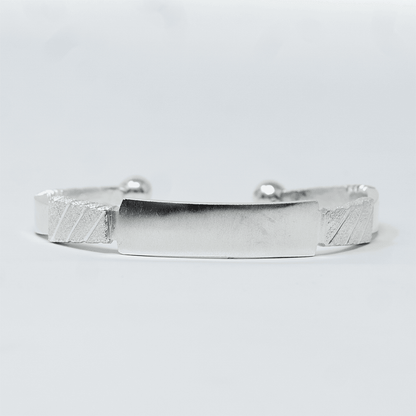 Photo principale sur fond neutre, vue de face nette du bracelet TÉMÈ Argent en argent massif 925 (poincon 925), signe WB Paris (Westaff Bijouterie). Maille souple aux reflets argentes, fermoir securise teste pour durer, port au poignet. Modele personnalisable : gravure prenom, date ou initiales possible. Bijou unisexe homme et femme, ideal en cadeau. Recherches : bracelet argent 925, bracelet argent homme, gourmette argent, achat bijou argent pas cher. Argent 925 hypoallergenique
