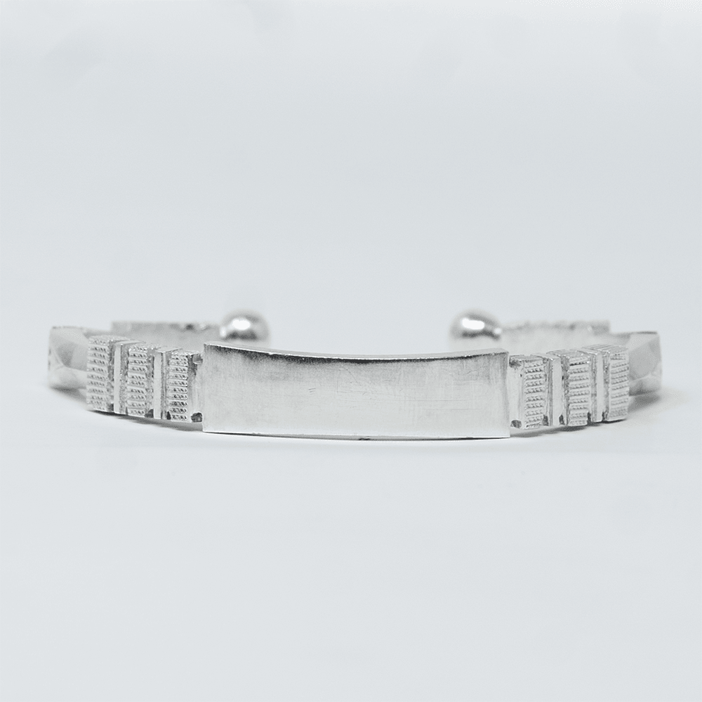 Photo principale sur fond neutre, vue de face nette du bracelet YARA Argent en argent massif 925 (poincon 925), signe WB Paris (Westaff Bijouterie). Maille souple aux reflets argentes, fermoir securise teste pour durer, port au poignet. Modele personnalisable : gravure prenom, date ou initiales possible. Bijou unisexe homme et femme, ideal en cadeau. Recherches : bracelet argent 925, bracelet argent homme, gourmette argent, achat bijou argent pas cher. Argent 925 hypoallergenique