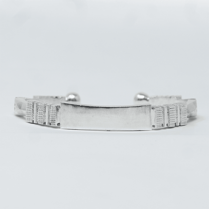 Photo principale sur fond neutre, vue de face nette du bracelet YARA Argent en argent massif 925 (poincon 925), signe WB Paris (Westaff Bijouterie). Maille souple aux reflets argentes, fermoir securise teste pour durer, port au poignet. Modele personnalisable : gravure prenom, date ou initiales possible. Bijou unisexe homme et femme, ideal en cadeau. Recherches : bracelet argent 925, bracelet argent homme, gourmette argent, achat bijou argent pas cher. Argent 925 hypoallergenique