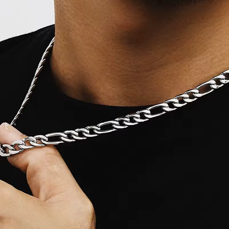 Photo portee sur modele, du collier Chaine FIGARO en Argent 3mm en argent 925 (poincon 925), signe WB Paris (Westaff Bijouterie). Chaine aux maillons reguliers, port au cou ; on remarque la longueur ajustable et l'epaisseur nette de la maille. Presente sur un modele, la photo donne l'echelle reelle et le rendu au porter. Style streetwear, ideal unisexe — cadeau homme. Recherches : argent sterling, bijou argent, cadeau homme, qualite premium.