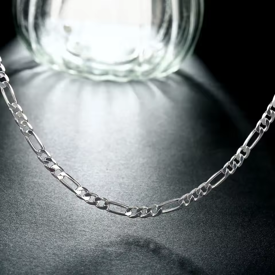 Second plan du bijou, du collier Chaine FIGARO en Argent 3mm en argent massif 925, signe WB Paris (Westaff Bijouterie). Chaine aux maillons reguliers, port au cou ; on remarque le fermoir securise et la patine durable. Style moderne, ideal homme et femme — cadeau Saint-Valentin. Recherches : argent massif, bijou argent, cadeau Saint-Valentin, fabrication soignee. Argent 925 hypoallergenique. Mot-cle : argent 925.