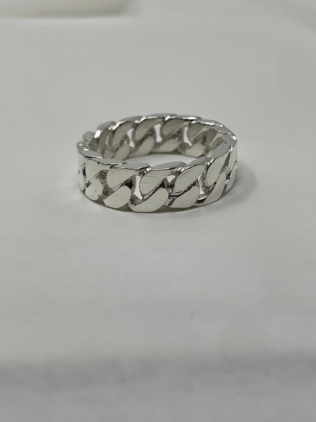 Second plan du bijou, de la bague Chaîne TOLOMITE Argent en argent sterling 925, signe WB Paris (Westaff Bijouterie). Anneau au galbe net, tour de doigt ajuste, port au doigt ; on remarque le poids equilibre et les reflets nets du metal. Style chic, ideal homme — cadeau de Noel. Recherches : argent sterling, argent 925, cadeau de Noel, bon rapport qualite-prix. Argent 925 hypoallergenique. Cadeau de noel a offrir toute l'annee. Mot-cle : argent 925. Entretien simple : essuyer avec un chiffon doux.